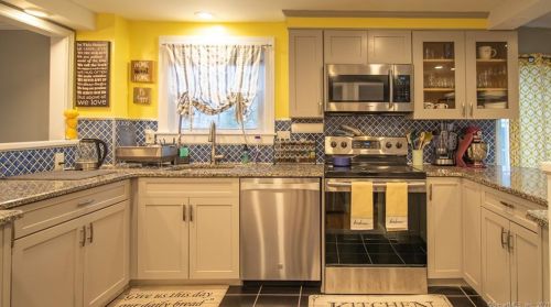 20 Taylor St, Windsor CT  06095-2434 exterior