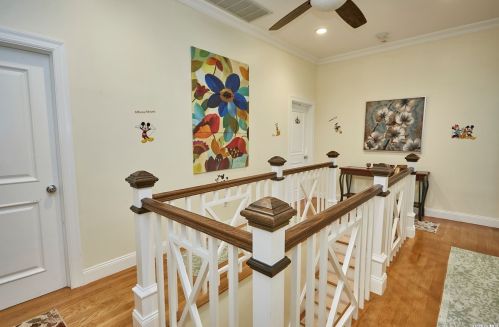 18 Pinewood Ln, New Hyde Park NY  11040-3321 exterior