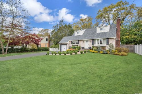 45 Robinson St, Shoreham, NY 11786-1839
