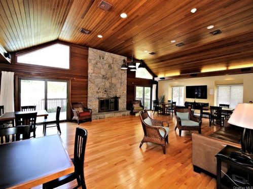 152 Brush Hollow Cres, Rye Brook NY  10573-1624 exterior