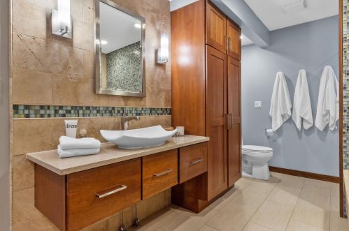 4101 Lk Dr, Milwaukee WI 53211-1720 exterior