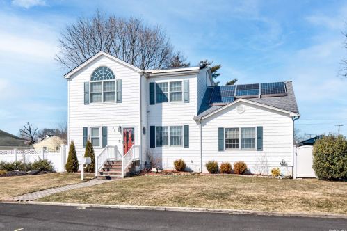 25 Hope St, Babylon, NY 11704-8109