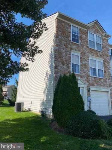 1051 Sparrow Way, Breinigsville, PA 18031-1661