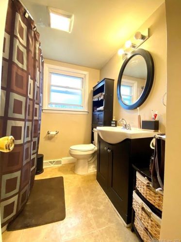 4 Poulin Dr, Putnam CT  06260-1010 exterior