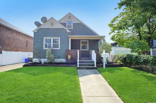 221 Venetian Blvd, North Lindenhurst, NY 11757-6109