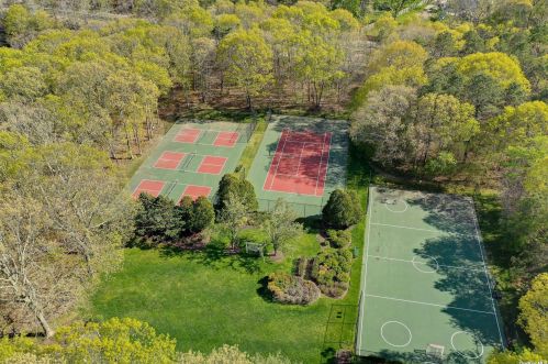 81 Drew Dr, Eastport NY  11941-1334 exterior