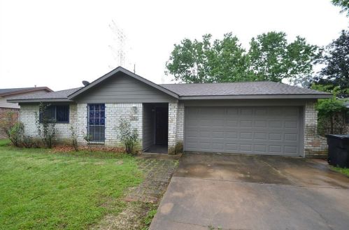 7230 Oak Village Dr, Humble, TX 77396-2639