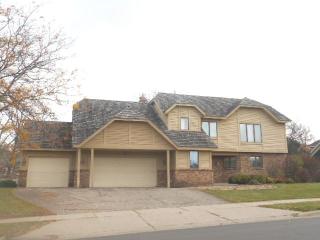 9525 Rich Rd, Minneapolis, MN 55437-2058