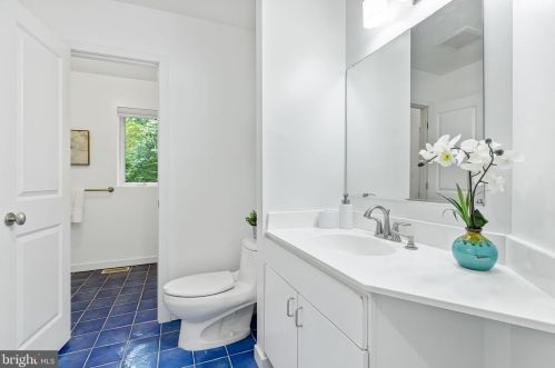 3709 Whispering Ln, Falls Church VA  22041-1121 exterior