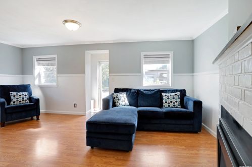 121 Clinton Ave, North Lindenhurst NY  11757-4127 exterior