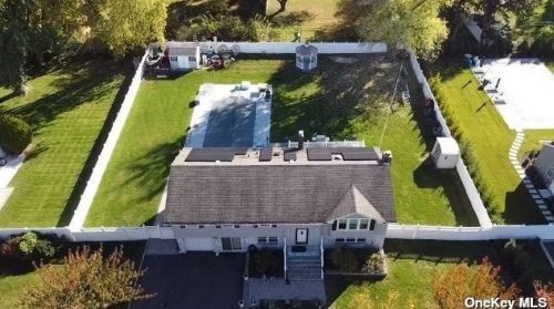 28 Hammond Rd, Elwood NY  11731-4810 exterior