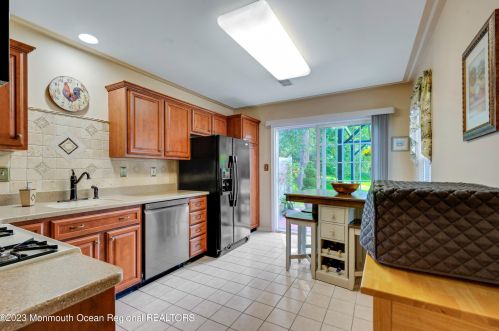 102 Wood Duck Ct, East Freehold, NJ 07728-9523