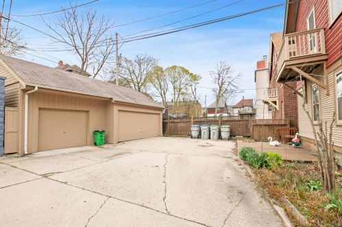 2576 Murray Ave, Milwaukee WI  53211-3924 exterior