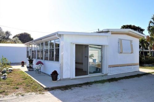 4742 Sandpiper Dr, Saint James City, FL 33956-2833