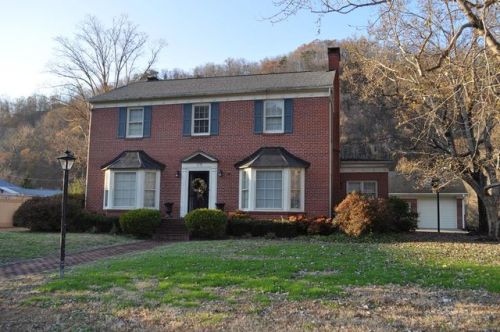 110 Myra Barnes Ave, Pikeville, KY 41501-3781