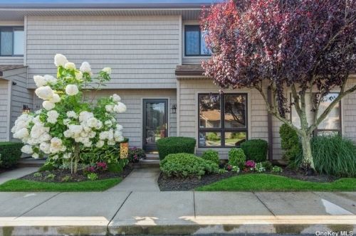 80 Stanford Ct, North Wantagh, NY 11793-1869