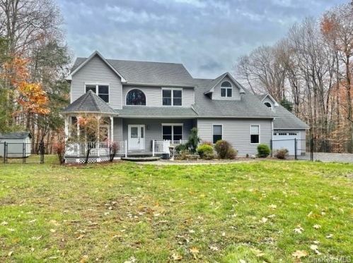 302 Fair Oaks Rd, Middletown, NY 10940-6293