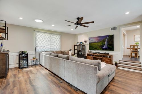 5719 Pennswood Ave, Lakewood CA  90712-1819 exterior