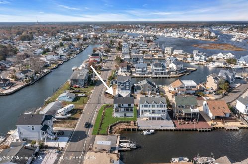 1217 Niihau Dr, Lacey NJ  08731-4702 exterior