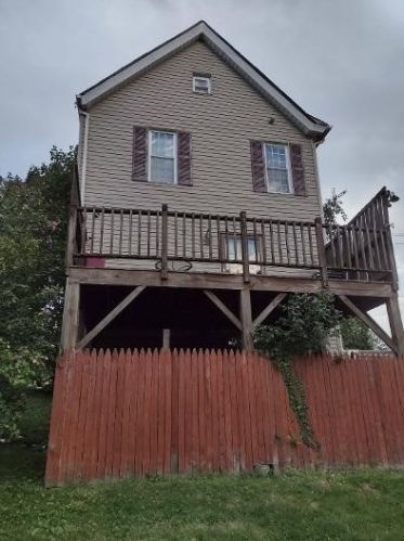 503 3rd St, Jeannette, PA 15644-1733