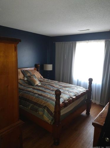 130 Elvree St, Manchester CT 06042-8240 exterior