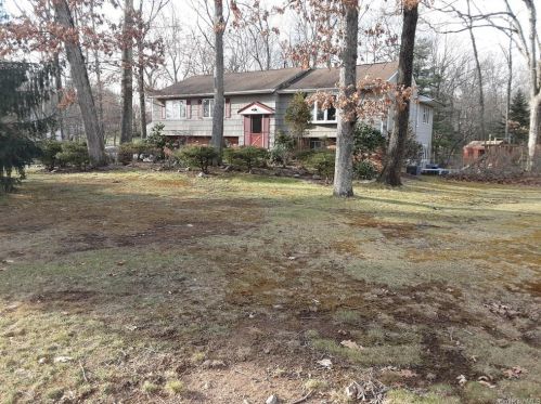 2 Marjorie Dr, Airmont NY  10901-7707 exterior