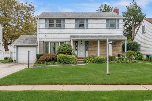 62 Joseph St, New Hyde Park, NY 11040-1703