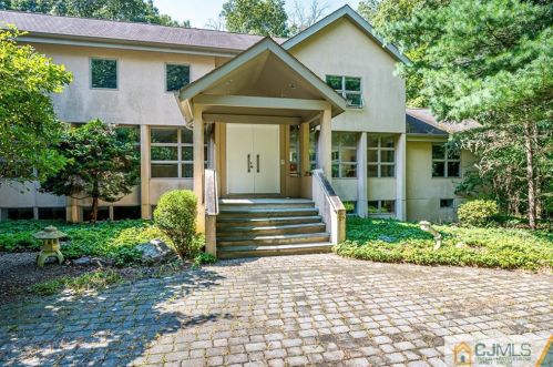 16 Beaverdam Dr, East Brunswick NJ  08816-2456 exterior