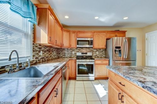 16 9th Ave, Manville NJ  08835-1512 exterior