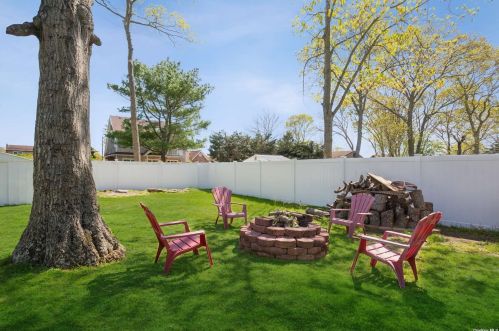 32 Aster Ave, Holtsville NY  11742-1703 exterior