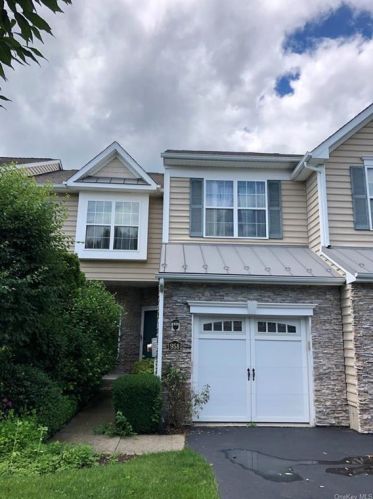 958 Huntington Dr, Fishkill, NY 12524-4926