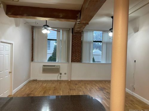 390 Charles St, Bridgeport CT  06606-5651 exterior