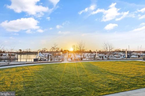 525 Water St, Washington DC 20024 exterior