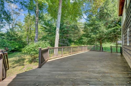 61 Cow Path Dr, Stamford CT  06902-1016 exterior