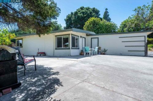 1737 Canyon Dr, Pinole, CA 94564-2112
