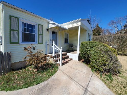 48 Lake Ave, Center Moriches, NY 11934-2516