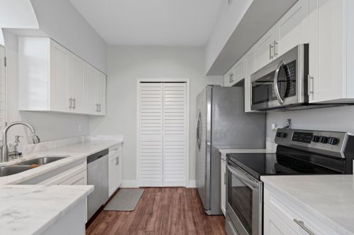 8041 Aberdeen Dr, Boynton Beach, FL 33472-2931