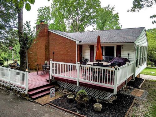 233 Logan Rd, Imperial, PA 15126-8908