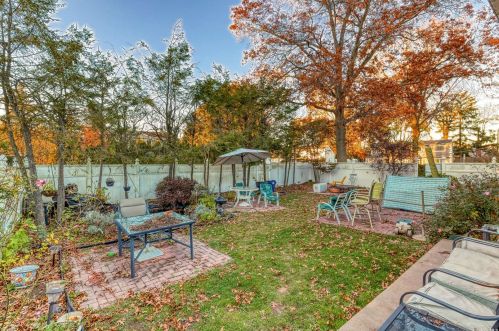 1 Greentree Cir, Westbury NY  11590-1510 exterior