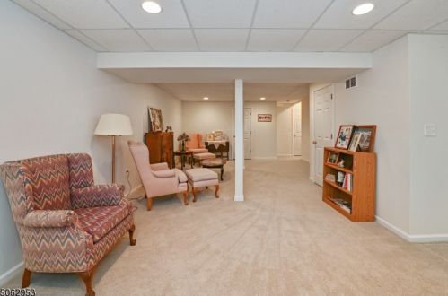 69 Chelsea Cir, Flemington NJ  08822-1807 exterior