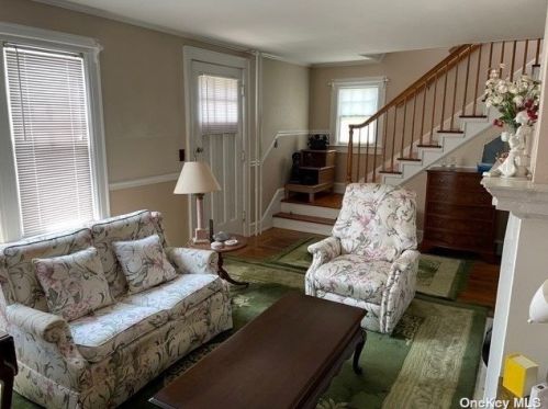 170 Great Neck Rd, Copiague NY  11726-3802 exterior