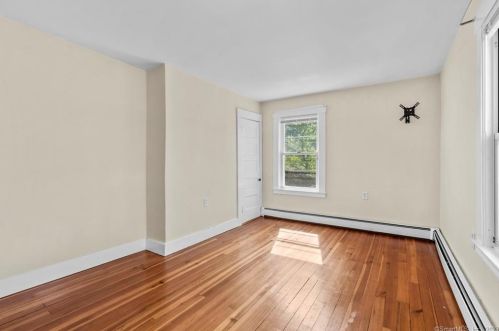 46 Glenwood St, Manchester CT  06040-6142 exterior