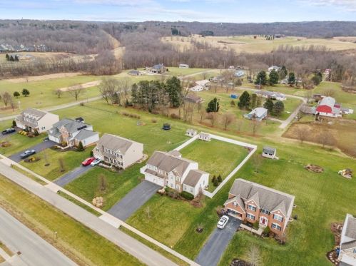120 Stallion Rd, Clinton, PA 15026-1756