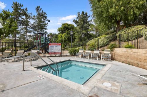 42092 Orange Blossom Dr, Temecula CA  92591-5542 exterior