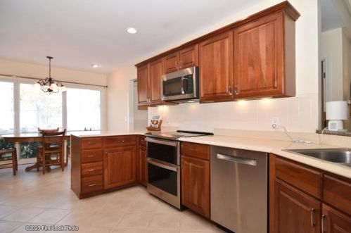 18 Bagy Wrinkle Cv, Warren RI  02885-4100 exterior