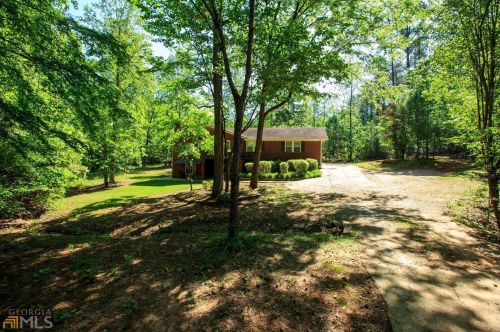 1462 Redwine Rd, Fayetteville GA  30215-2512 exterior