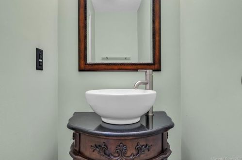 19 Fairlawn Dr, Wallingford CT 06492-2588 exterior