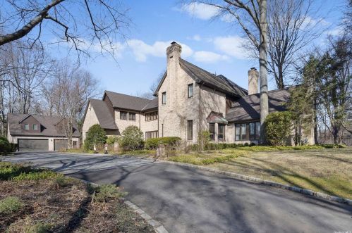 6 Danton Ln, Matinecock, NY 11560-1123