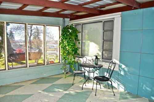 302 10th Ave, Jamestown ND  58401-2817 exterior