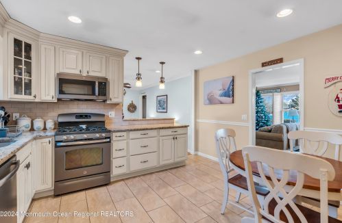 81 Oakland Dr, Bricktown NJ  08724-4560 exterior